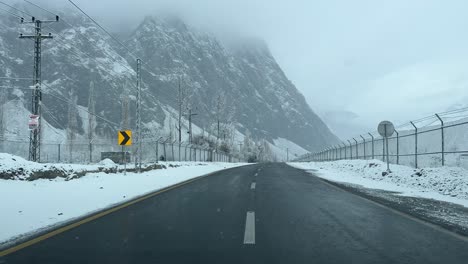 Drivers-view-of-empty-highways-in-winter-season-with-foggy-landscape-of-mountains-in-Skradu-city,-Pakistan