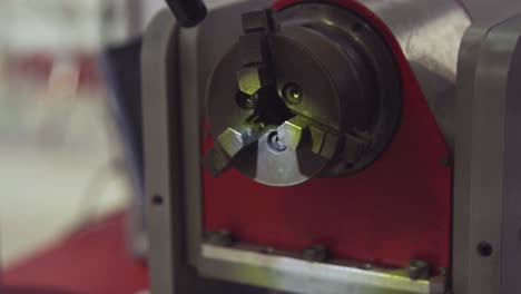 trabajador que utiliza un equipo de mecanizado de tubos metálicos