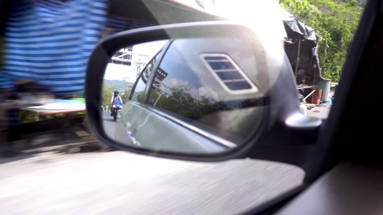 차의  거울을 볼 때 왼쪽 교통