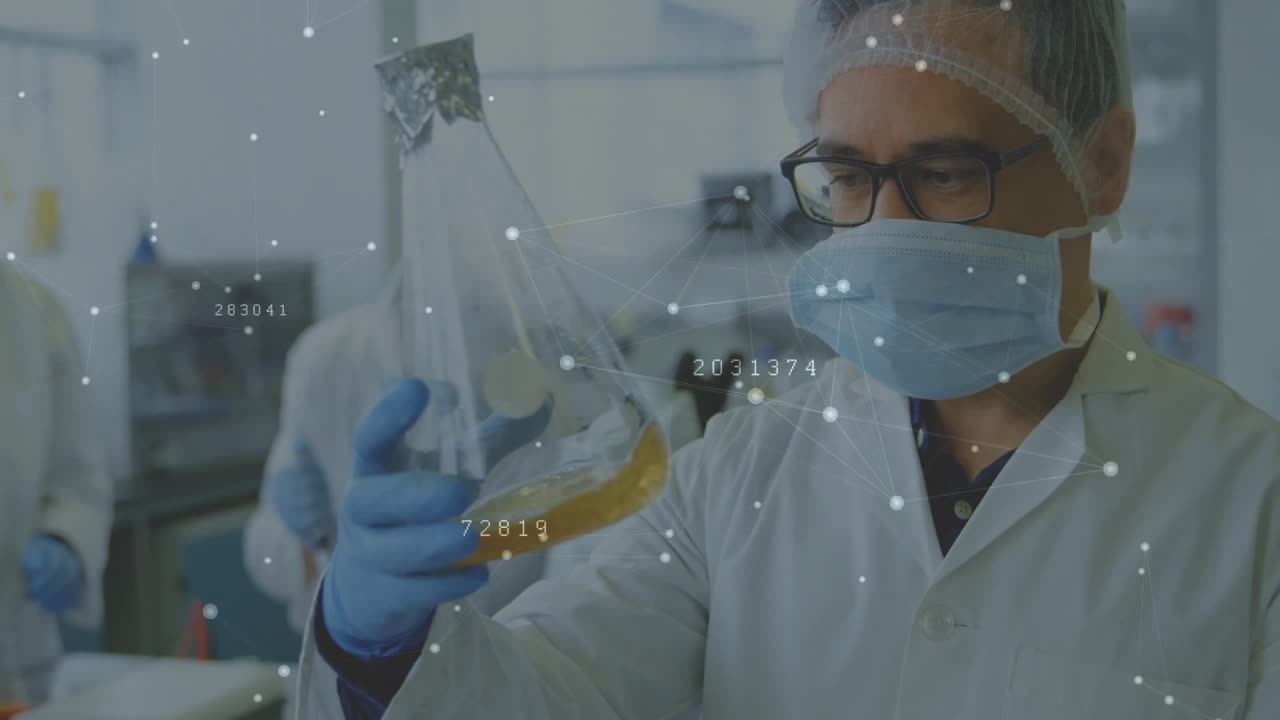 animación de procesamiento de datos y red de conexiones sobre científico caucásico en el laboratorio