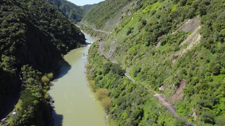 Salendo sopra la strada abbandonata della gola di Manawatu, Nuova Zelanda.