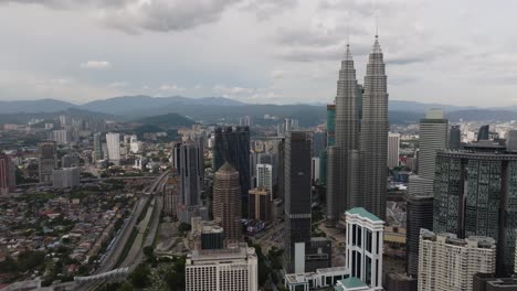 Toma-Aérea-De-Drones-De-La-Ciudad-En-Kuala-Lumpur-Durante-Un-Día-Nublado