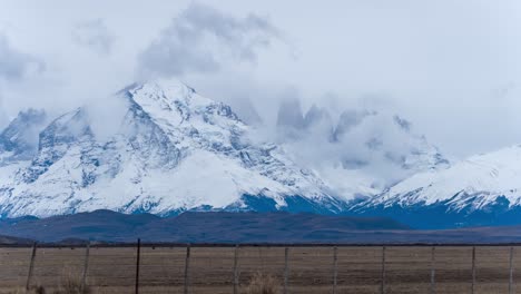 Zeitrafferansicht-Von-Wolken,-Die-Sich-Um-Die-Schneebedeckten-Torres-Del-Paine-Berge-Bilden