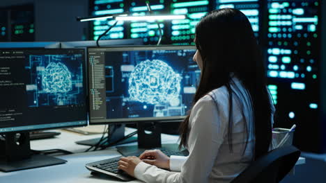 colegas de trabajo en equipo inspeccionan el centro de datos utilizado para el aprendizaje automático