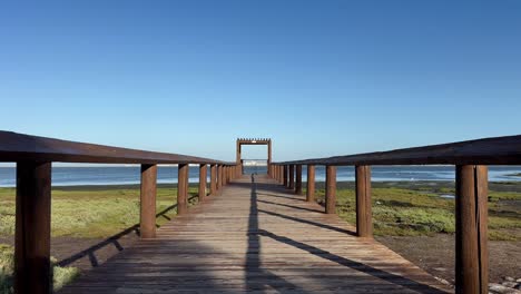 un hermoso puente de madera en un día soleado