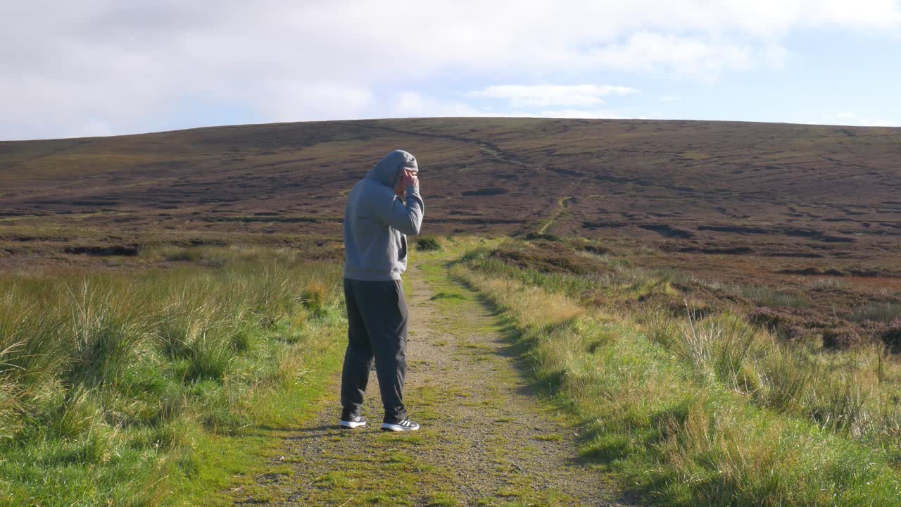 늦게 마스크를 쓰고 죽어가는 코로나 바이러스 감염된 남자