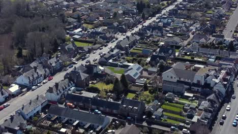 Vista-Aérea-De-La-Ciudad-Escocesa-De-Edzell-En-Un-Soleado-Día-De-Primavera,-Angus,-Escocia