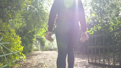 actividad de jardinería desde macetas, cuidado de árboles jóvenes y cuidado general de las plantas