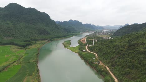 Eingebettet-Im-Delta-Des-Roten-Flusses-Im-Norden-Vietnams-Liegt-Eine-Kleine-Stadt-Namens-Ninh-Bình