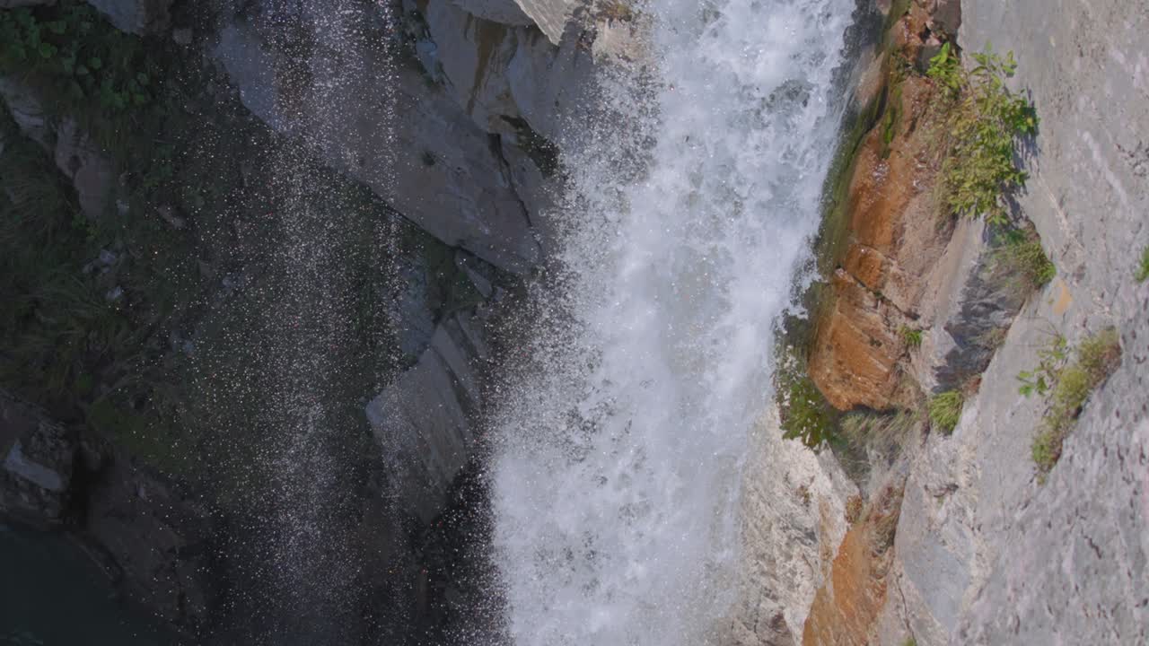 떨어지는 물이 강으로 떨어집니다.