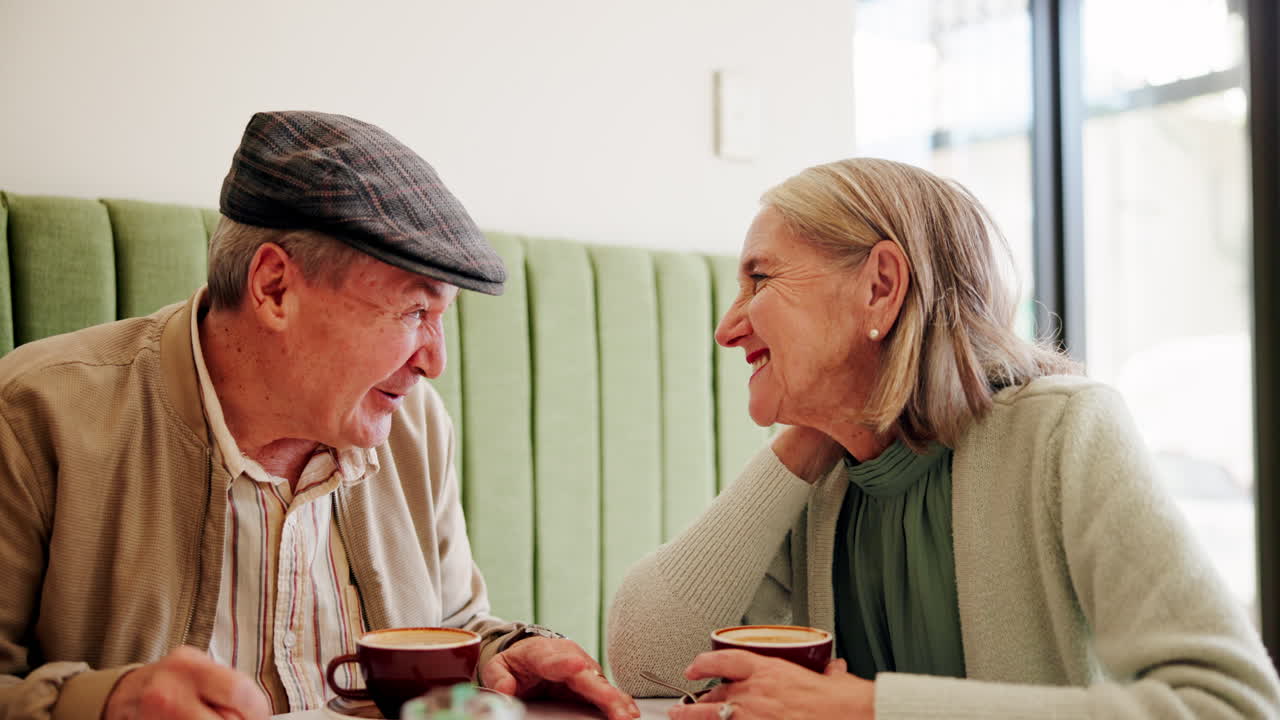 카페 에서 커피 를 마시고 있는 노인 부부