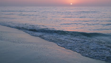 Relajante-Fondo-Marino,-Puesta-De-Sol-Sobre-Las-Olas-Golpeando-La-Playa