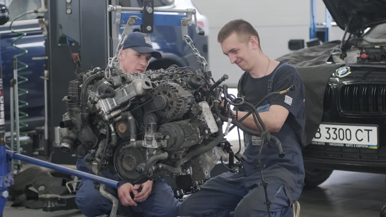 reparación de motores de automóviles en un garaje