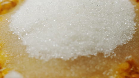 bayas saludables de espino marino para beber té, bayas maduras congeladas en frasco de vidrio y ramas con hojas vista superior en fondo rústico de madera oscura, genial para la piel, el corazón, los vasos y el sistema inmunológico.