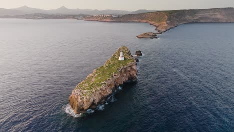 movimiento circular aéreo sobre la formación rocosa de punta de el toro, mallorca