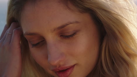 Retrato-De-Una-Mujer-Feliz-Riéndose-Divirtiéndose-En-Las-Vacaciones-De-Verano-Disfrutando-De-La-Playa-Al-Atardecer-Con-El-Viento-Soplando-El-Pelo