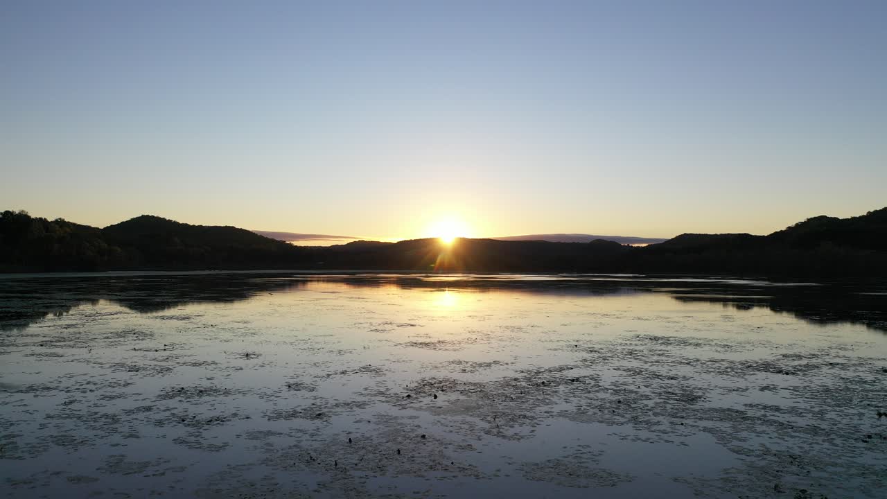 조용한 호수와 산 위에서 해가 뜨는 것
