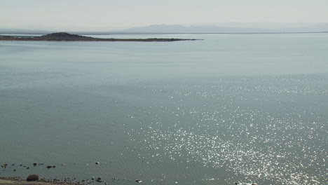 Mar-De-Salton-Bajo-El-Sol-Del-Mediodía