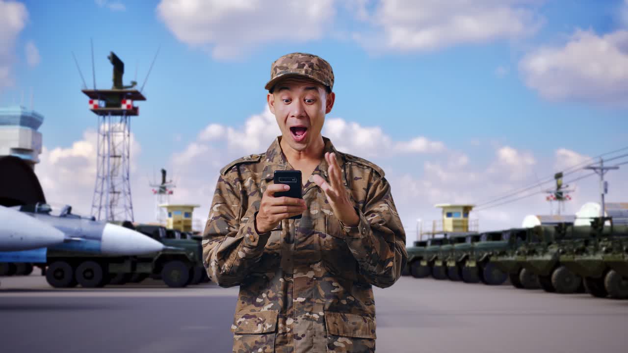 군사 기지에서 스마트폰을 사용하는 군인