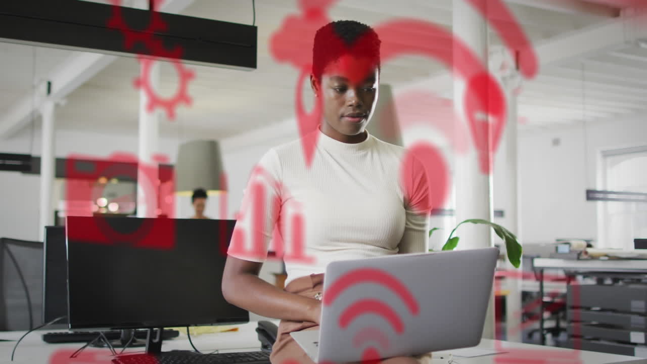 animación de iconos digitales y datos sobre una mujer de negocios afroamericana en la oficina