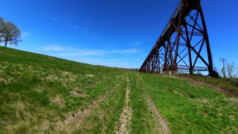 A-low-angle-aerial-view-with-an-FPV-drone-filming-the-Moodna-Viaduct-in-Salisbury-Mills,-NY-on-a-sunny-day