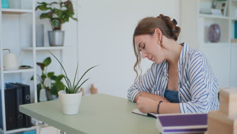 Nachdenkliche-Studentin-Die-Zu-Hause-Lernt