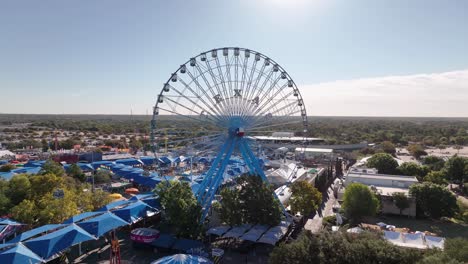 Drone-Girando-Alrededor-De-La-Rueda-De-La-Fortuna-De-La-Feria-Estatal-De-Texas