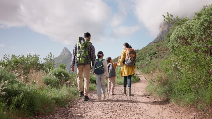 Familia haciendo senderismo, naturaleza y paseo por el bosque