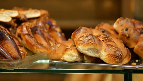 rollos de pan frescos en una panadería