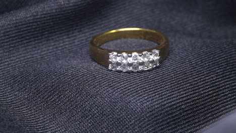 un hermoso anillo de oro de diamantes brillantes.