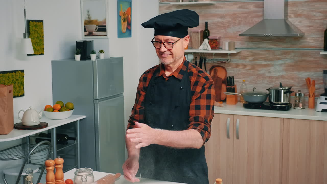 hombre alegre en la cocina con su esposa