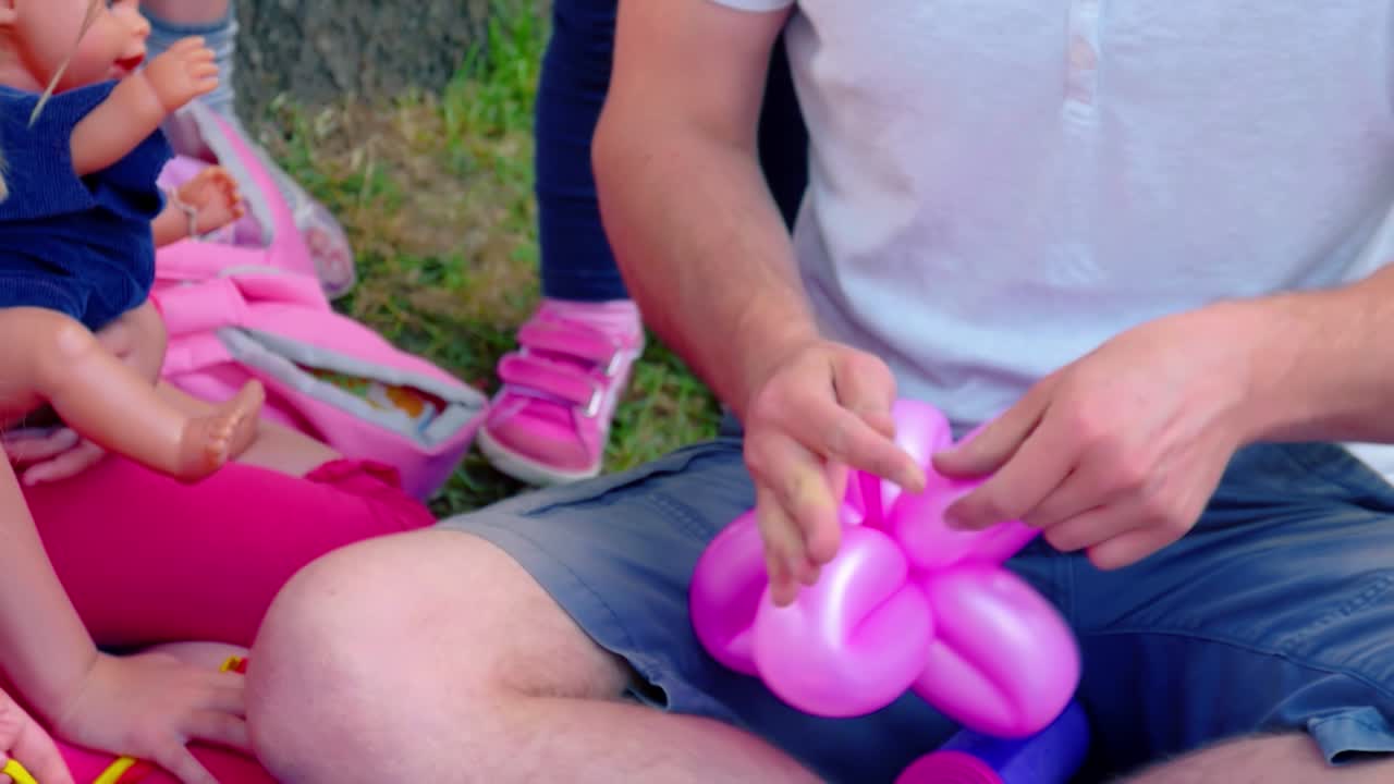 공원에서 풍선을 묶는 풍선 예술가