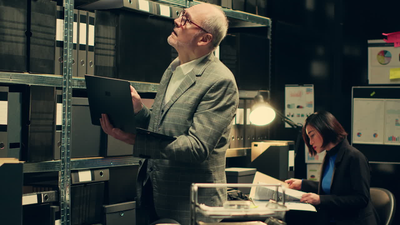 개인 수사관이 아카이브에서 사건 이름을 기반으로 파일을 검색하고 있습니다.