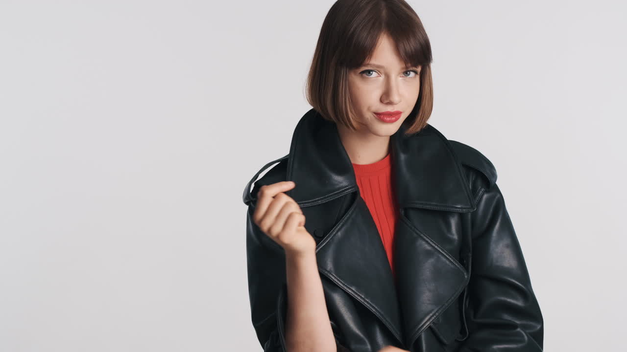 행복한 젊은 여성이 손가락을 르며