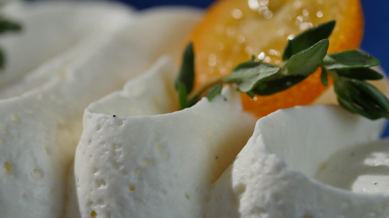 десерт с битым кремом с кумкуатом и тимеем