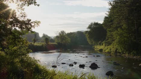 Fluss-Bei-Sonnenaufgang-Mit-Schwenk-Nach-Rechts2