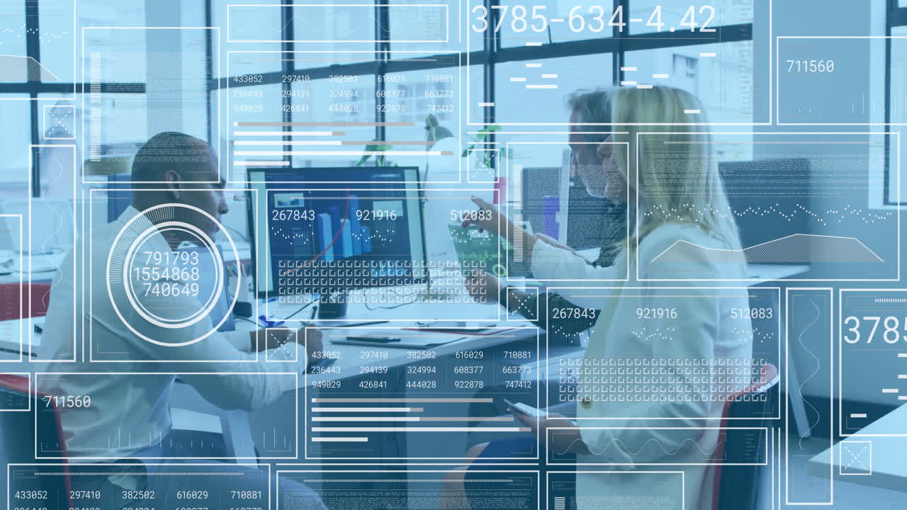 Diskuterar data med digital analysöverlägg, affärsproffs i modern kontorsmiljö