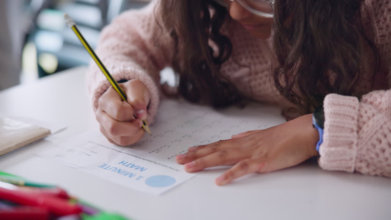 Dívka dělá domácí úkoly z matematiky