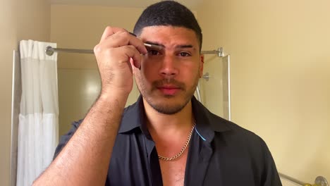 Hombre-Negro-De-Raza-Mixta-Gay-Aplicando-Maquillaje-De-Gel-Para-Cejas-En-El-Baño,-Diversidad-Lgbtq