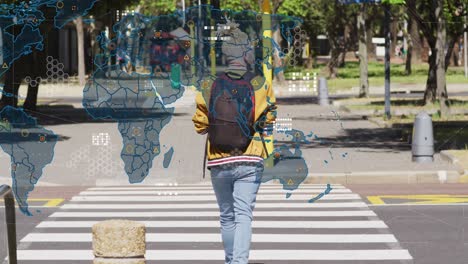 animación de mapa, formas, patrón de placa de circuito, albino afroamericano hombre cruzando la calle