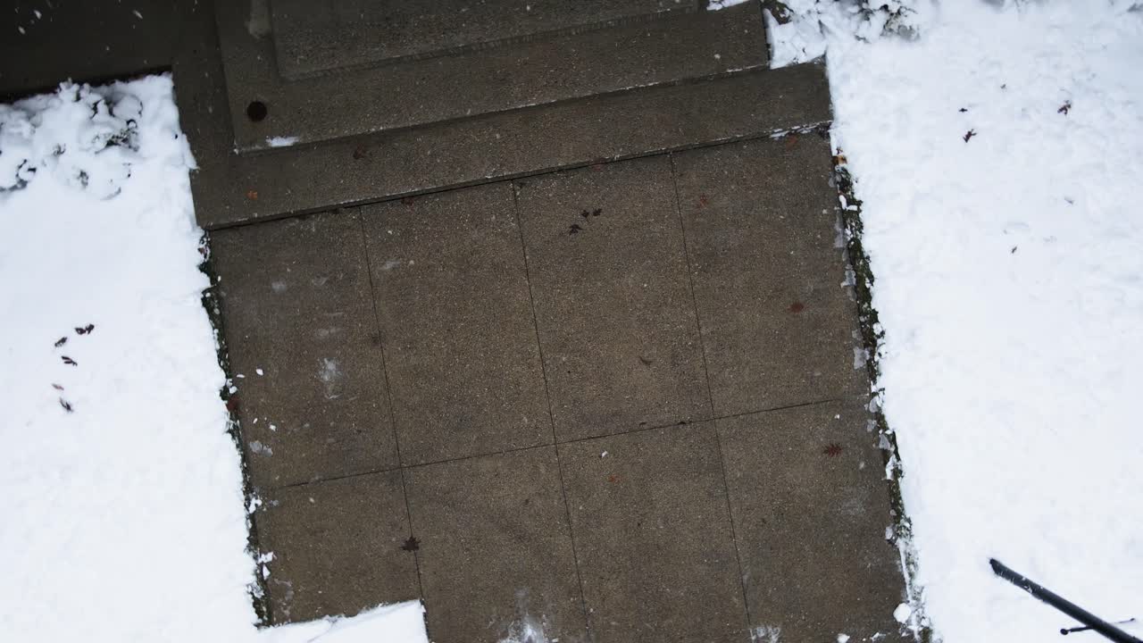 하강하는 동안 회전한 다음 남자가 삽질하는 모습을 보여주기 위해 기울임