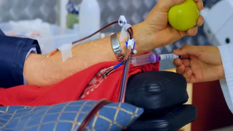 médico chequeando hombre mayor donando sangre 4k