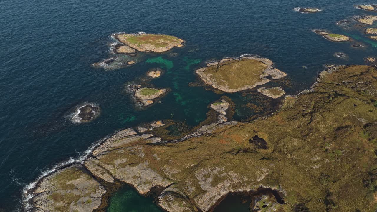 Magnifica strada costeggia la costa atlantica norvegese, vista da drone