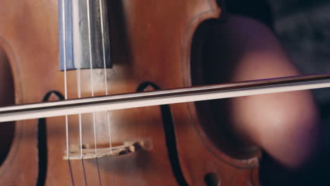 Frauenhand-Spielt-Violoncello-Mit-Cellobogen.-Cello-Spielt-Hintergrundmusik