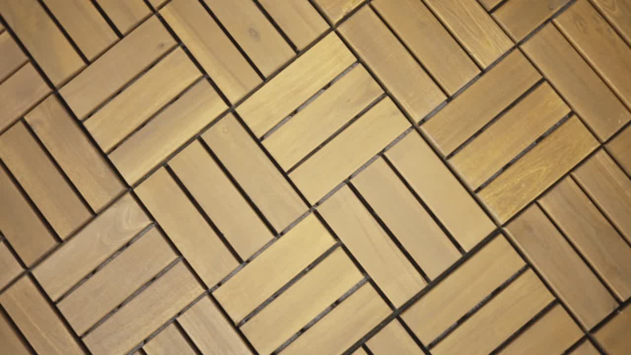 suelo de patio de madera con azulejos de cubierta entrelazados paisaje