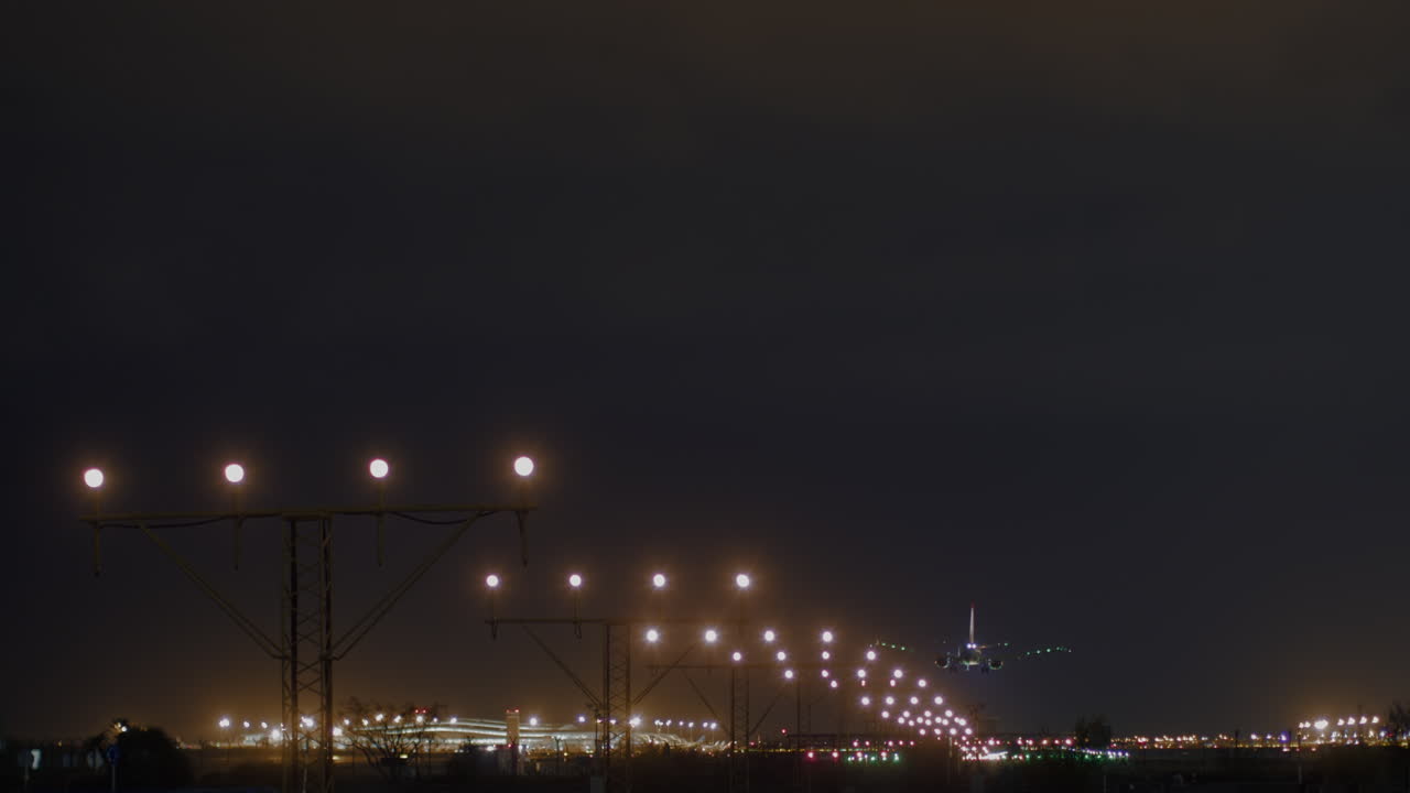 밤에 착륙하는 비행기