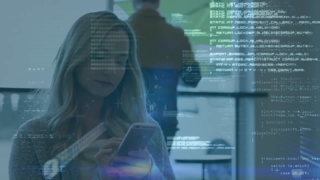 animación de procesamiento de datos y punto de luz azul contra mujer caucásica usando teléfono inteligente en la oficina.