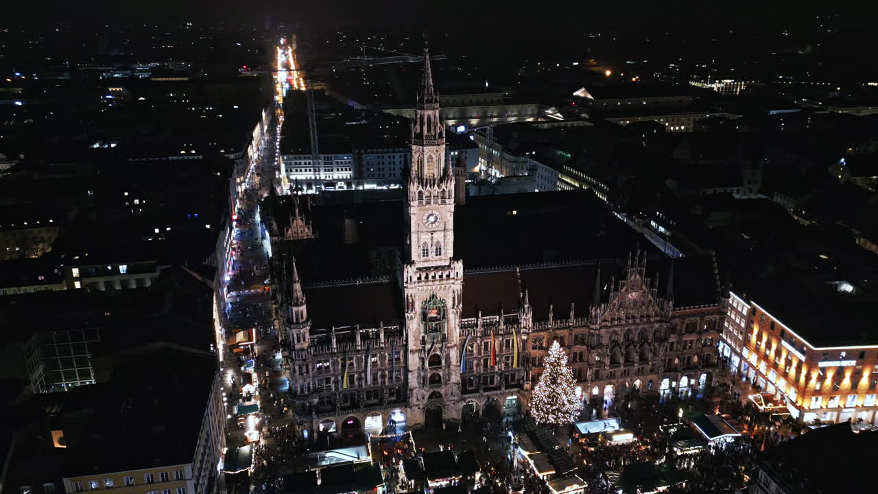 Marienplatz München with Blizzard Snowing 01