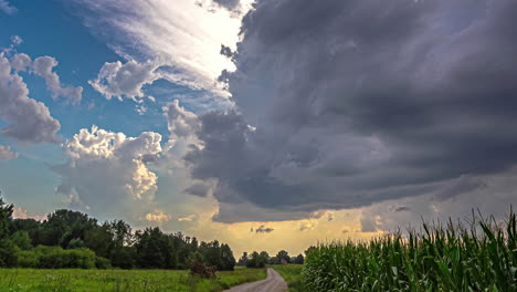 Zeitrafferaufnahme-Der-Dunklen-Wolkenbewegung-über-Grasland-Auf-Beiden-Seiten-Eines-Ländlichen-Weges-Am-Abend