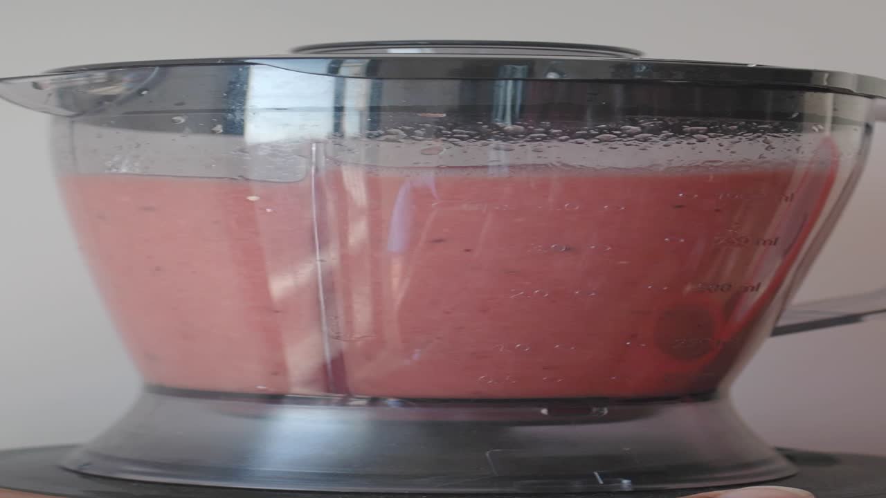 batido rosado en una licuadora